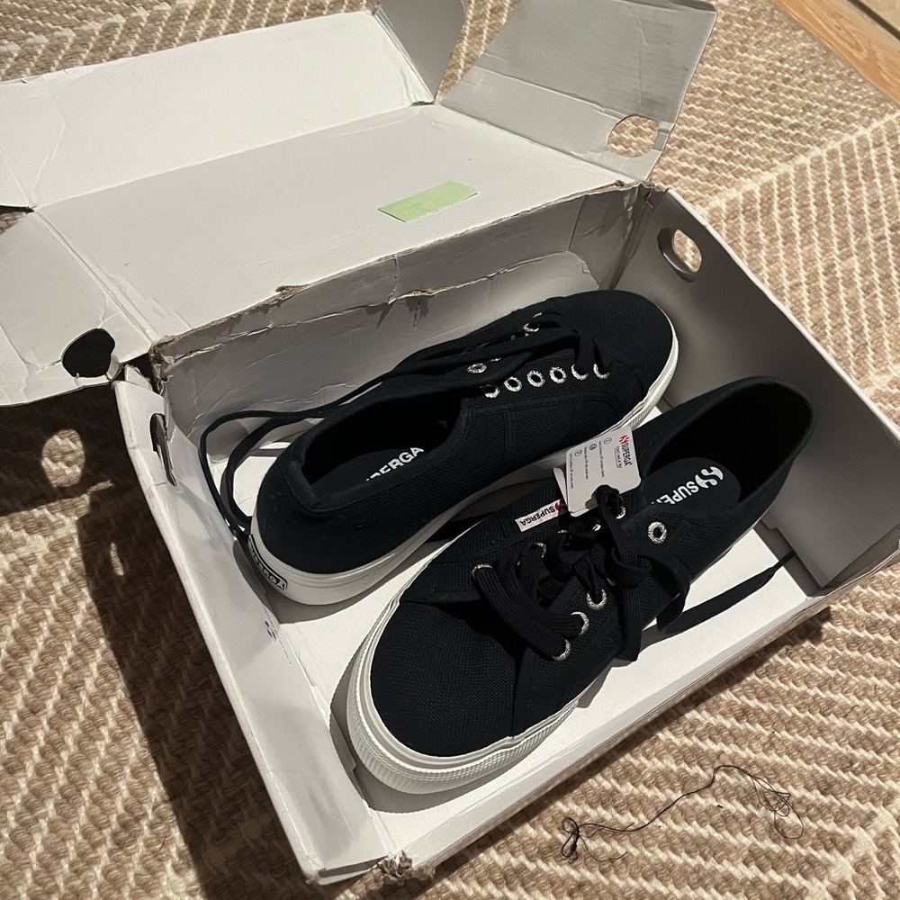 NWT ! Superga platform Navy Sneakers with Gum Sole 41 9.5